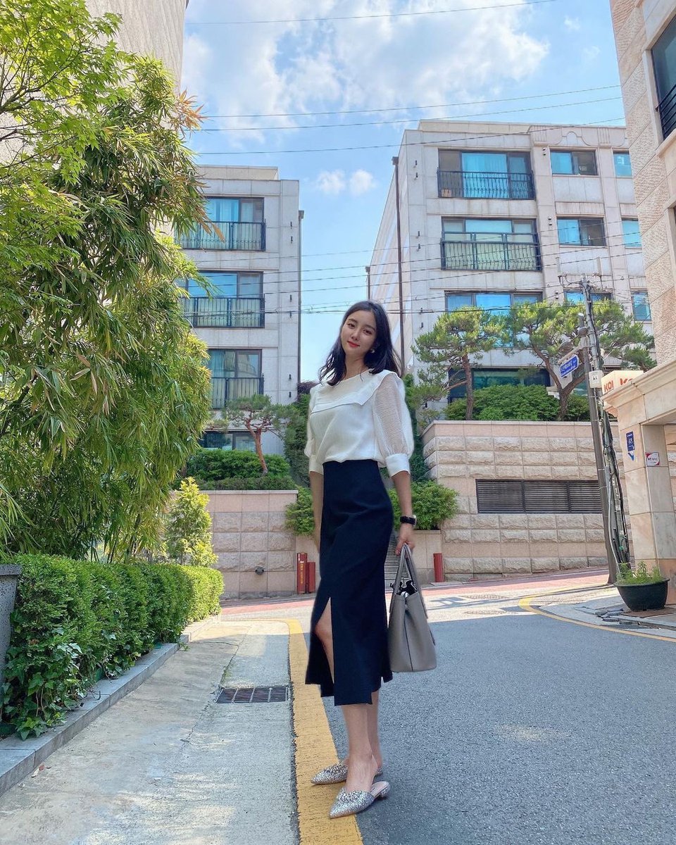 sooo_pilates's tweet photo. 넘나 편하고 고급진 스커트 덕에 기분도 UP☝🏻
여름에도 주구장창 입을각이예요👏🏻👏🏻👏🏻
.
.
#필라테스#필라테스강사#쑤필라테스#나들이#하객룩#ootd#일상룩#스커트#롱스커트#여자의변신은무죄#👍🏼 https://t.co/8lbjBeiRn9