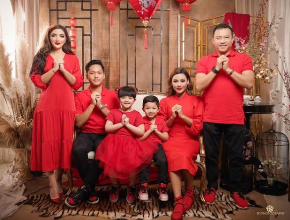 Keluarga Anang Hermansyah turut merayakan hari raya Imlek 2021. 
Hal itu terlihat dalam unggahannya baru-baru ini.