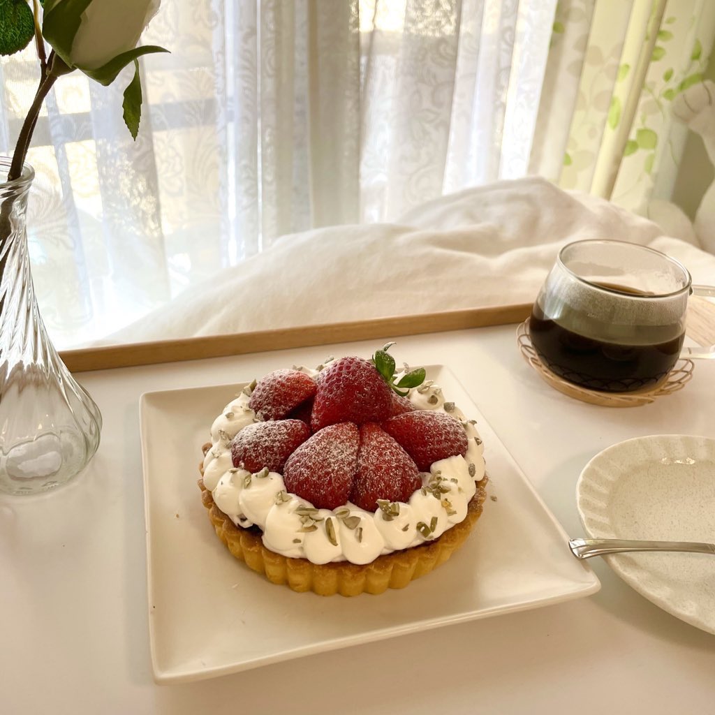 2000_sweets's tweet photo. 🎈いちごタルト
記録用
生クリームだれて見た目変になっちゃった😢あとピスタチオが家になくてかぼちゃの種です笑ってください https://t.co/RAywBVCe4S