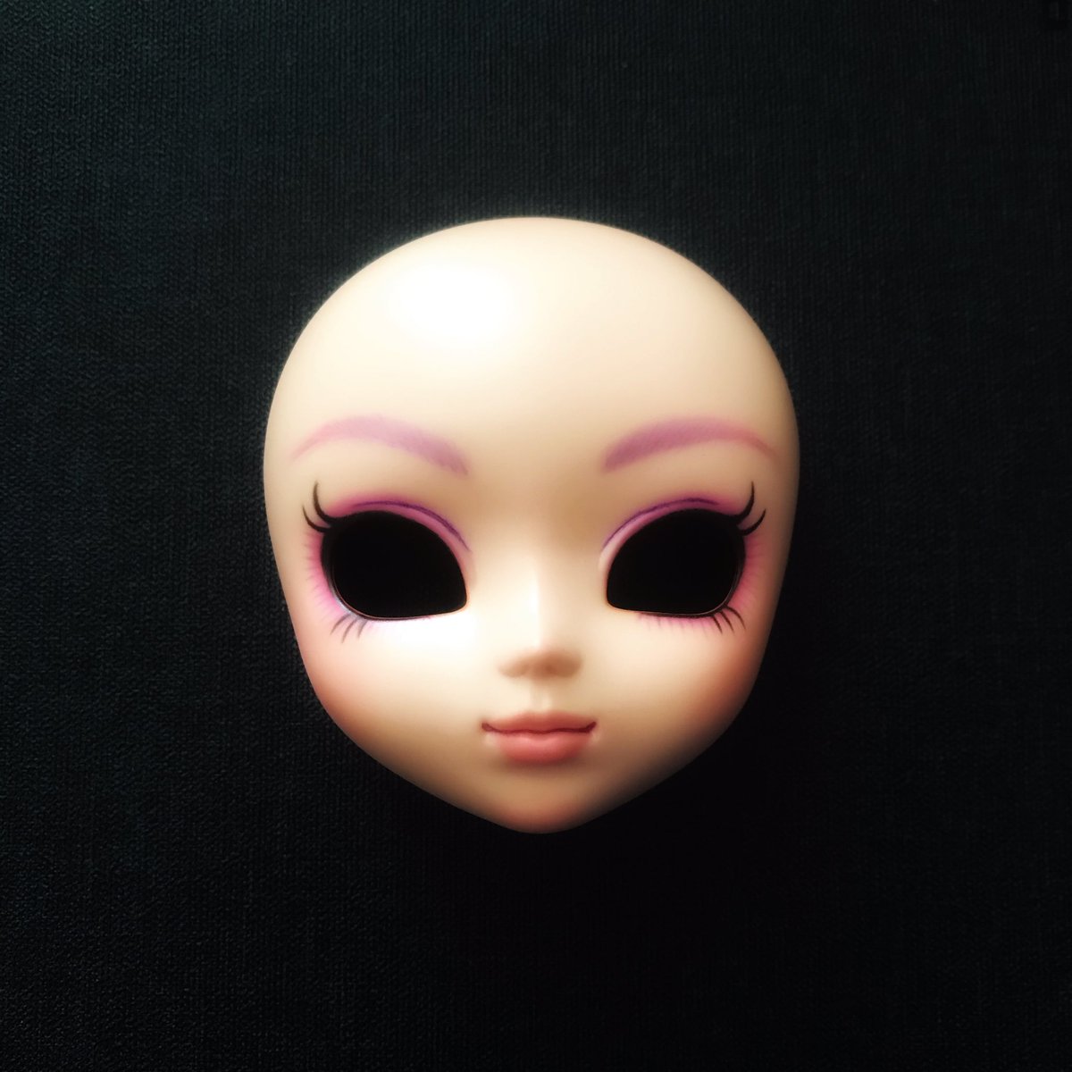 yammiemsa's tweet photo. #wip Faceup in progress... #makeitown #pullip #プーリップ https://t.co/F9tb1dImY8