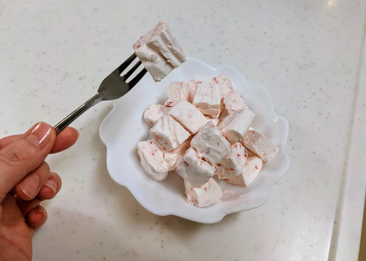 苺の季節ですね。生クリームと苺を混ぜて凍らせるだけで美味しいって話はしましたっけ。