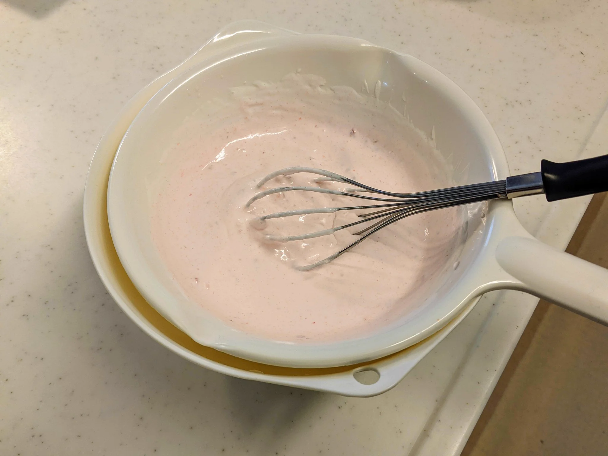 苺の季節ですね。生クリームと苺を混ぜて凍らせるだけで美味しいって話はしましたっけ。