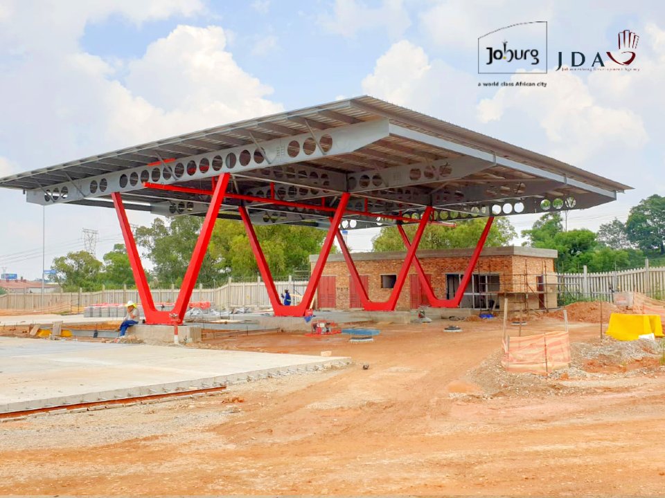 JDA_joburg's tweet photo. The new state-of-the-art Selby @ReaVayaBus Rapid Transit (BRT) depot, which will be designated for Phase 1B and Phase 1C operations, can be seen taking shape amongst the older, heavier industrial nodes in the inner city. Find out more here: https://t.co/3blEEtjETd #WeServeJoburg https://t.co/Y6Z70MOSGW
