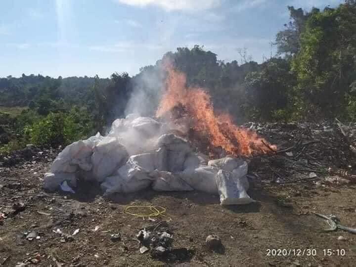 Jucgugu's tweet photo. Our Votes are Burning 🔥 Now 
Military are trying to fool the world .
#SaveMyammar 
#RespectOurVotes 
#Theworldmedia please help us to know the true wht happening in Myanmar.
#Stop coup Our Leaders!!!
#stophelp military army 🇨🇳 https://t.co/3dYkG4Tm1u