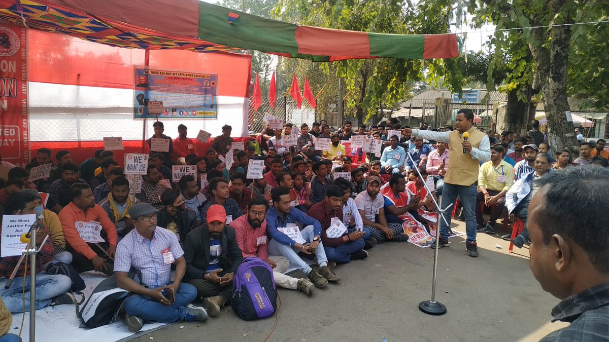 SHRIRAMPATIL143's tweet photo. #RailwayApprenticesProtests
रेलमंत्री जी आप पिछले 7, 8 महिने से रेल अप्रेंटिस की पॉलिसी बना रहे है, क्या हुआ पॉलिसी का? पॉलिसी के नाम पर आप रेल अप्रेंटिस को धोका दे रहे है... 
जल्द से जल्द रेल अप्रेंटिस को रेल में समायोजन किया जायI
@RailMinIndia 
@PiyushGoyal 
@airfindia https://t.co/iQWTkZhGWm