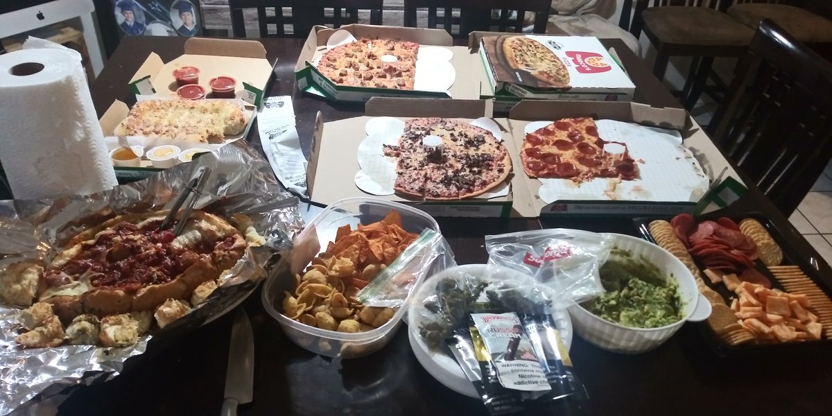 yoSoyAMarie's tweet photo. Latepost #SuperBowl2021 was delicious #420approved #marcospizza #HalftimeShow2021 was a disappointment but oh well right 🤷 #Drakefromstatefarm my favorite or was it #michaelbjordan https://t.co/C59JKRuNxV