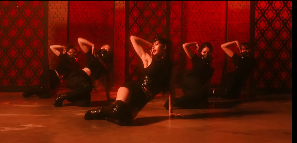 5H_MyLifeCS's tweet photo. She's so talented, gorgeous, beautiful.
This song is powerful, everything in this video is perfect I love it.
#LisaIsBack 
#lilifilm_Themovie https://t.co/G4xlcCzDWV