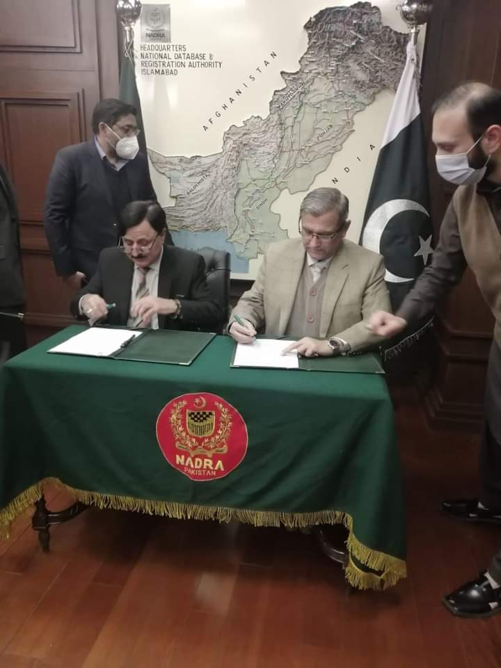 wajahatgilgiti's tweet photo. اسلام آباد۔چیف الیکشن کمشنر گلگت بلتستان راجہ شہباز خان اور چیئرمین نادرا پاکستان، جی بی اے 4 نگر ایک کی اپڈیٹڈ الیکٹورل رول کے معاہدے پر دستخط کر رہے ہیں۔
#GilgitBaltistan
#Election2021
#NagarValley
#GBA4 https://t.co/P9hjBSCjZx