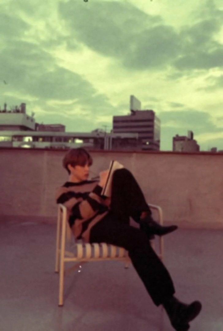 black1an_'s tweet photo. 🪑🚶🏻‍♂️📓 https://t.co/I02tvbkOAq