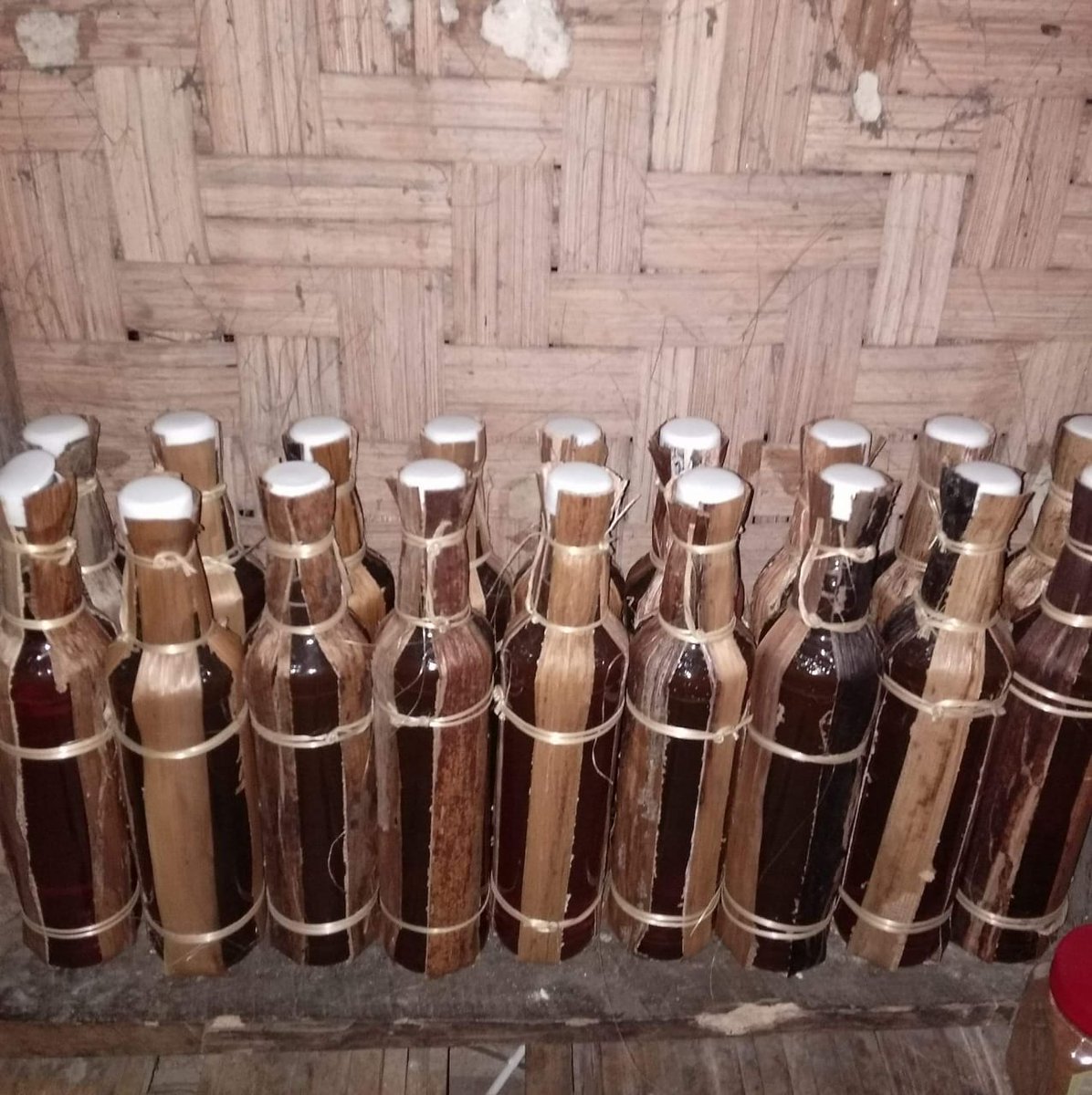 Saya menju Madu hutan Suku Baduy.
Madu ini dihasilkan oleh lebah - lebah liar yg hidup bebas di hutan Baduy. sehingga kealamiannya terjaga. Ada dua varian madu yang saya jual.
Madu Kuning dan Madu hitam
<a href="/DayakGanteng/">Dayak Ganteng</a> mohon bantu rituitnya ya bang, suwun
Info di 089625087602