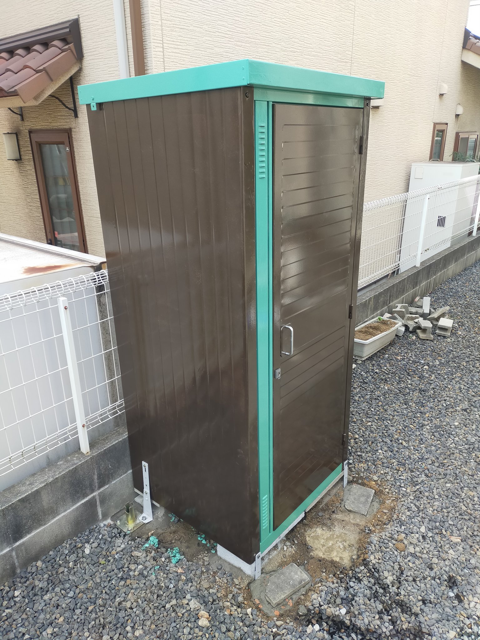 Mine 物置がトイレみたいになりました 何で センス無いなぁ ムラもヤバい 塗装難しい 車のオールペンとかしてみたい願望と なんとかなる自信は何処から来るのだろうね 物置リメイク 塗装 Diy T Co Q799lg2bzh Twitter