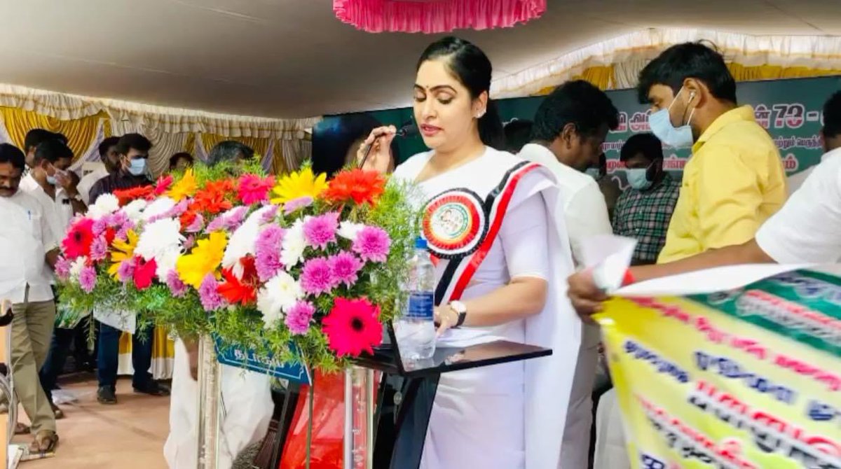 PrSonali's tweet photo. புரட்சி தலைவி அம்மாவின் பிறந்தநாள் விழாவை முன்னிட்டு அம்மா சேவா அறகட்டளையின் மூலம் நடத்தப்பட்ட நலதிட்ங்கள் வழங்கிய முப்பெரும் விழாவில் எனது அருமை மகளிர் அணி சகோதரிகளோடு மற்றும் எனக்குப் பிடித்த சில புகைப்படத் தொகுப்பு ✌️🌱🙏⬛️⬜️🟥 https://t.co/7L6gLnMGDt