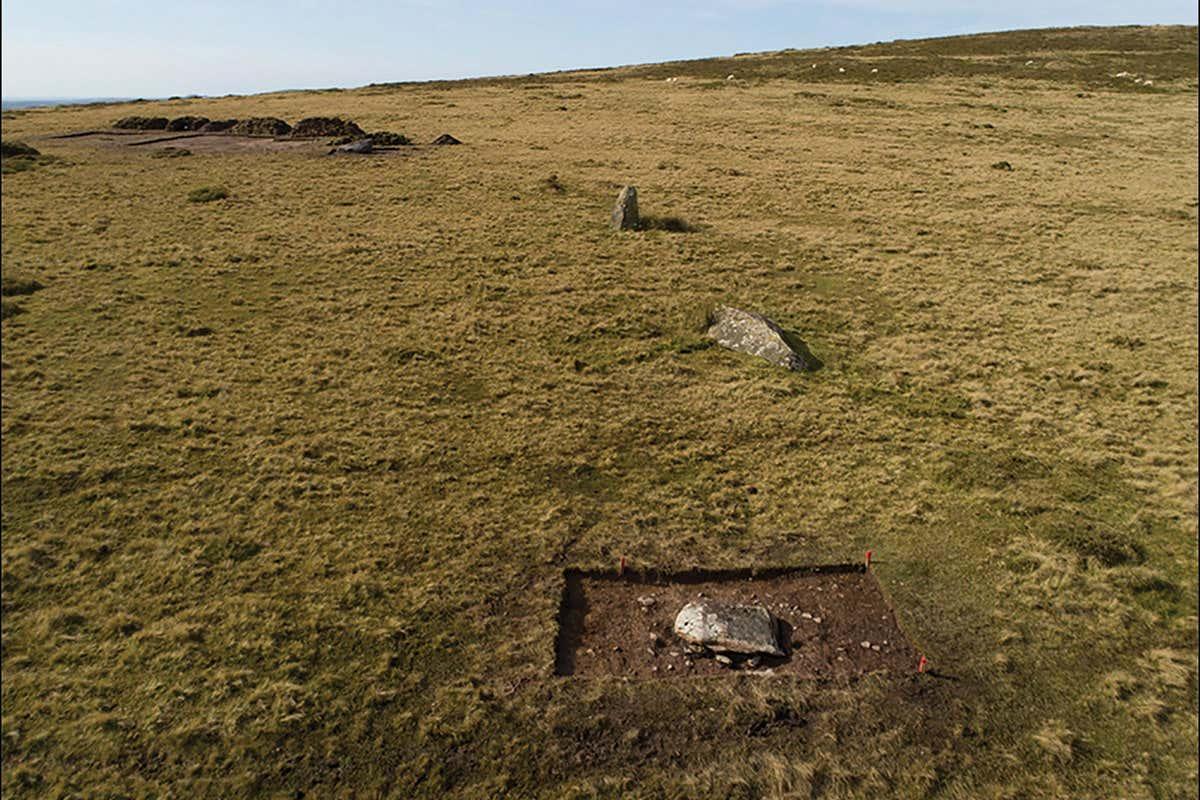 newscientist's tweet photo. Stonehenge was built with bits of an older Welsh Stone Age monument https://t.co/cSm11axrVE https://t.co/gxwyqPtQbJ