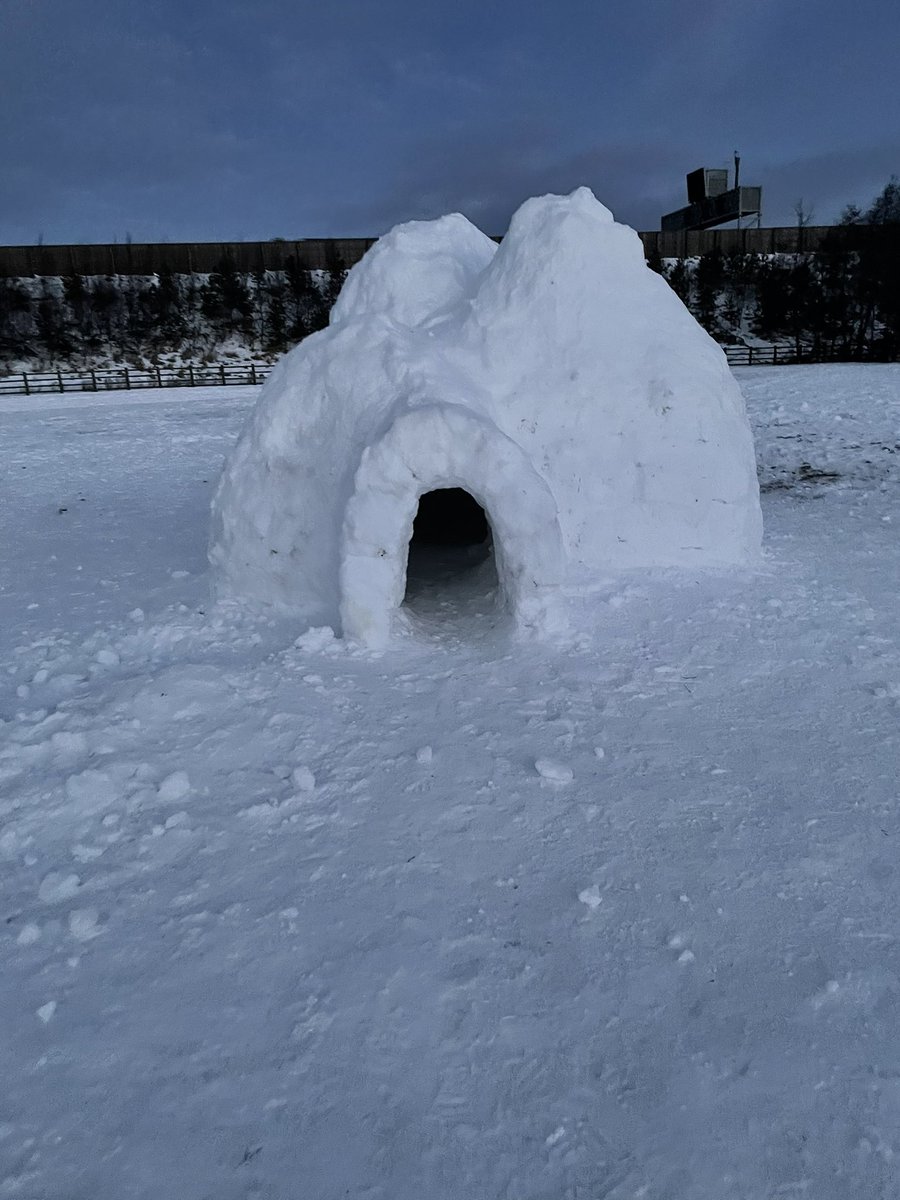 katrinask12's tweet photo. Love the igloo!! #morningwalk #kirkliston #igloobuilding #snowdays https://t.co/vXWvc4h53o