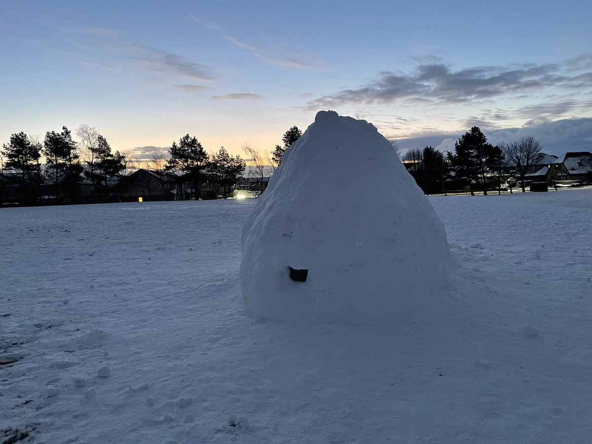katrinask12's tweet photo. Love the igloo!! #morningwalk #kirkliston #igloobuilding #snowdays https://t.co/vXWvc4h53o