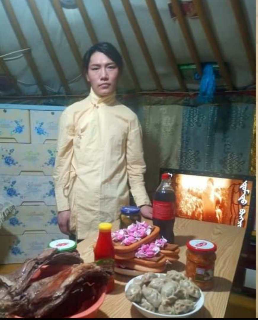 өөрийнхөөрөө амьдрах нь өнөөгийн залуусын үзэл бодлын гол цөм нь..
харин ёс заншлаа дээдлэн хүндэтгэх нь эс хүндэтгэх нь сэтгэлгээний ялгаа..