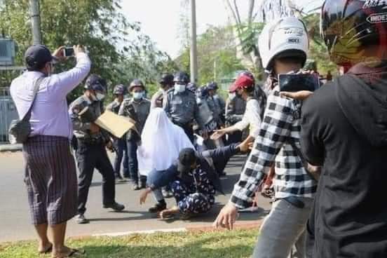 BillyMin27's tweet photo. Myanmar Police under military command fired rubber bullets at students in Mawlamyaing who expressed their objections to military coup peacefully . WT gun shots 
@freya_cole 
FREE OUR LEADERS
#Feb12Coup
#WhatsHappeningInMyanmar 

full credits https://t.co/tisR2sLBe6
