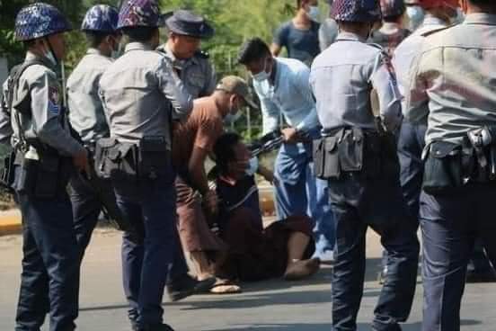 BillyMin27's tweet photo. Myanmar Police under military command fired rubber bullets at students in Mawlamyaing who expressed their objections to military coup peacefully . WT gun shots 
@freya_cole 
FREE OUR LEADERS
#Feb12Coup
#WhatsHappeningInMyanmar 

full credits https://t.co/tisR2sLBe6