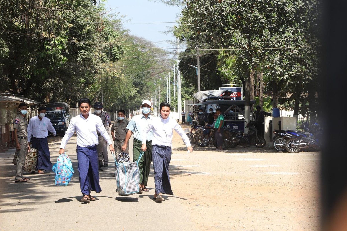 PhoneThiriKyaw1's tweet photo. Four supporters of the assassin of U Ko Ni – the Muslim legal scholar who crafted the State Counsellor position for Daw Aung San Suu Kyi – were released from Yangon's Insein Prison this morning, to a crowd of jubilant supporters. #WhatsHappeningInMyanmar
#Feb12Coup https://t.co/IuVBOGWG6f