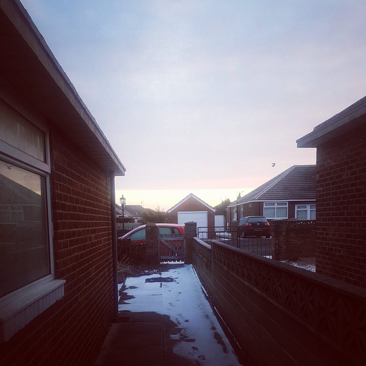 ContentCarlos1's tweet photo. Pretty straight line in the clouds over there this morning 🙂 https://t.co/0mfCEejEvw