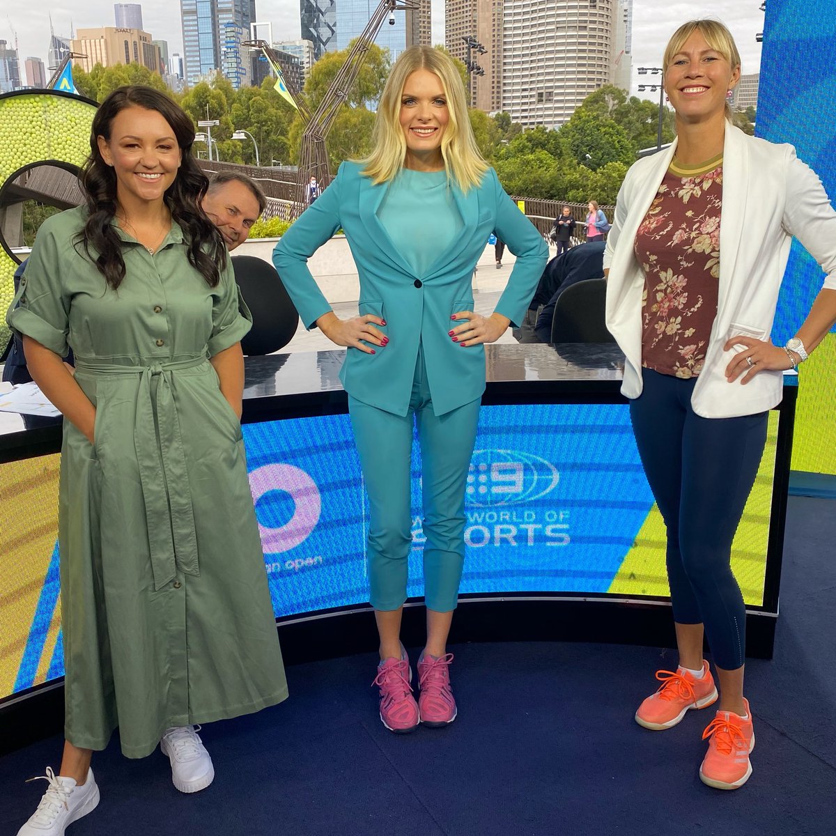 Surrounded by legends 🔥🔥🔥 @caseydellacqua @AliciaMolik tonyjones9 @wwos @channel9 ps... sneakers and suits 👌🎾👌