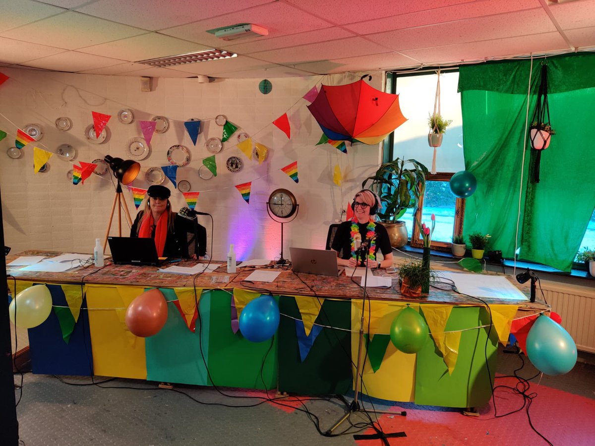 Daar gaan we!!! Elk uur een nieuw presenterend duo. 27 uur achter elkaar tot morgen 12 uur. De Knip Positieve Top 500. Positiviteit voor 4000 huishoudens in #Helmond en omgeving!!