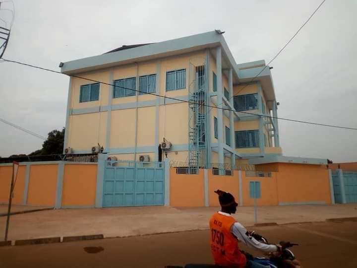 aminata655's tweet photo. #Progrès 
La Guinée sur le chemin du progrès des technologies de l'information et la communication. le Président Alpha Condé  vient de faire bâtir un bâtiment flambant neuf qui doit servir de base pour la connexion internet à fibre optique de la région de Kankan. 

#Guinée https://t.co/LAbRpGNu8L