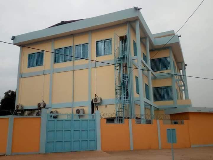 aminata655's tweet photo. #Progrès 
La Guinée sur le chemin du progrès des technologies de l'information et la communication. le Président Alpha Condé  vient de faire bâtir un bâtiment flambant neuf qui doit servir de base pour la connexion internet à fibre optique de la région de Kankan. 

#Guinée https://t.co/LAbRpGNu8L