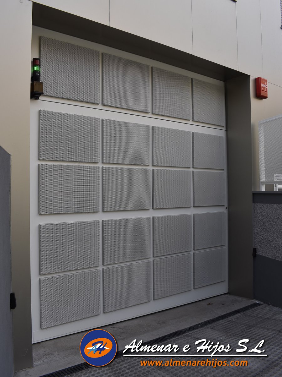almenarehijos's tweet photo. #cerrajeria #puertas #batiente Diseño de puerta batiente y vallado construido con plancha perforada en círculos con acabado en color blanco. https://t.co/dItHjcOr7n