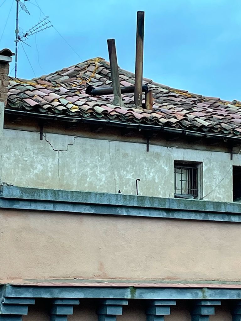 argambo's tweet photo. @PoliciaLocalAD buenos días, a causa del viento de esta noche se ha roto una chimenea del edificio de Burgo de Osma 3, yo vivo enfrente, podría ser peligroso si se cae.
Un saludo https://t.co/lkRTebTJDY