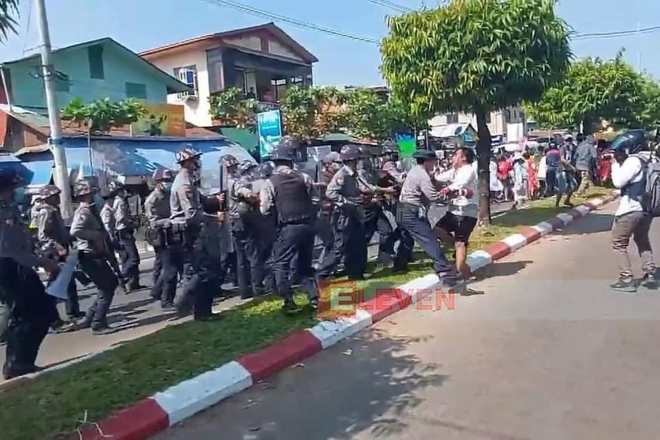 MaySandarSoe4's tweet photo. At least 10 students protesters were beaten arrested. Many shots were fired. Students inside the campus were threatened that they would get shot once they come out of the campus. The female students were also beaten. #WhatsHappeningInMyanmar  #Feb12Coup  #CDM_IsTheAnswer https://t.co/QeSPTmsQUv