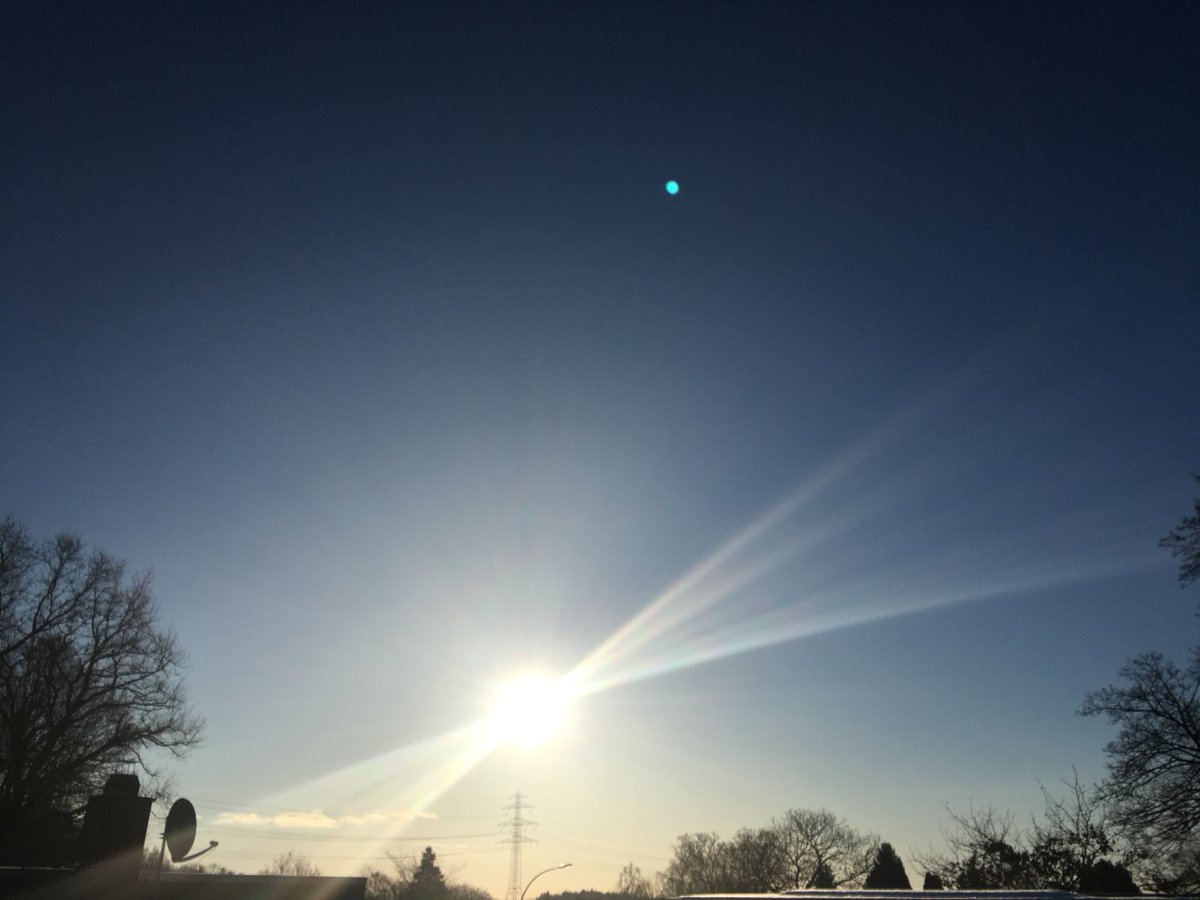 SaSaLaSharif's tweet photo. Hallo Halo - #Welcome SUN ☀️ 

Have a lovely bright  sunny DAY! 

💖 from HAMBURG 
the City with more bridges than Venice 
🌈🌏☀️🌍⚓️🌎🚢

#nice2know https://t.co/Fi4v5Htl4Y