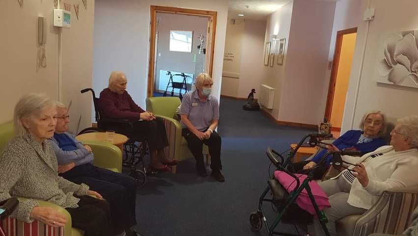Nothing beats a good chin wag to fight those lockdown blues <a href="/HolmesCareGroup/">Holmes Care Group 💚</a>  #natter #lockdown #boredom #chinwag #blether #groupchat #facetoface