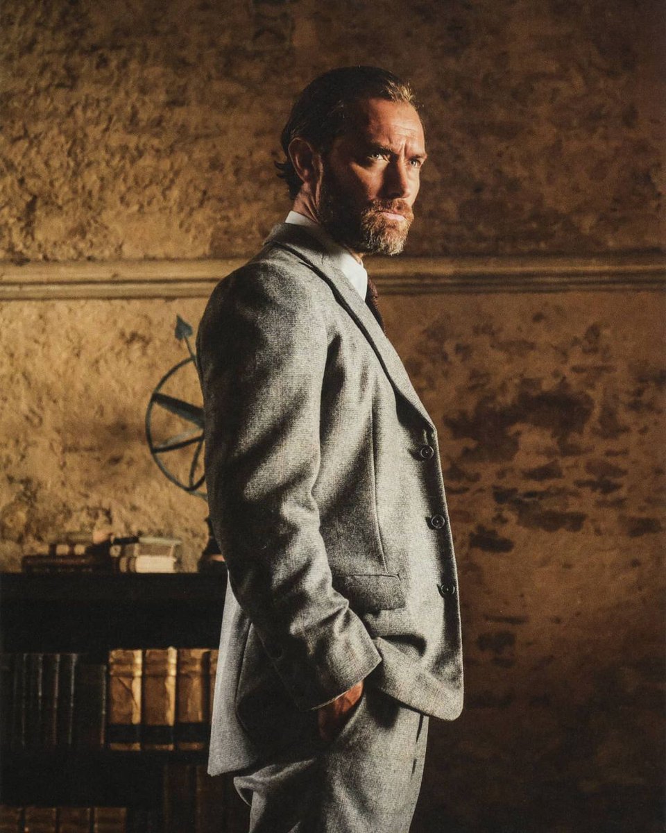 NargleInAFez's tweet photo. I can't stop staring at this photo. thanks to @MauraLeamy for posting this. follow her here on Twitter and also on Instagram #FantasticBeasts #WizardingWorld #JKRowling #Dumbledamn https://t.co/yw9MFTU7LX