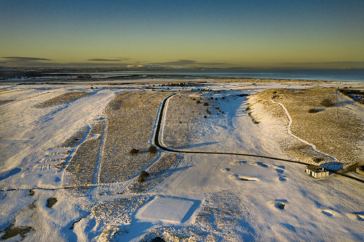 keith_logan's tweet photo. What a stunning Winter view this morning at Gullane Golf Club - "Windygate" the 2nd hole on No1 is a true par 4! "This hole only needs one bunker, nature does the rest" Image by @keith_logan #gullanegolfclub #Golf #EastLothian #Scotland #Gullane #HomeofGolf #linksgolf https://t.co/kcFcxARFb2