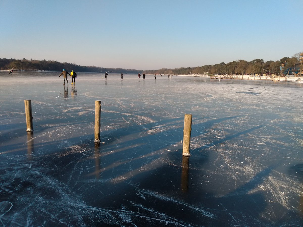 VIJCijsmeester's tweet photo. 2 cm ijsaangroei over de hele plas, 7 cm in de zon, 8 cm in de schaduw. Oppassen bij de steiger, heeft het ijs veel te lijden van de opstappers. Nog te dun voor formele vrijgave. https://t.co/i57EVqi1aD