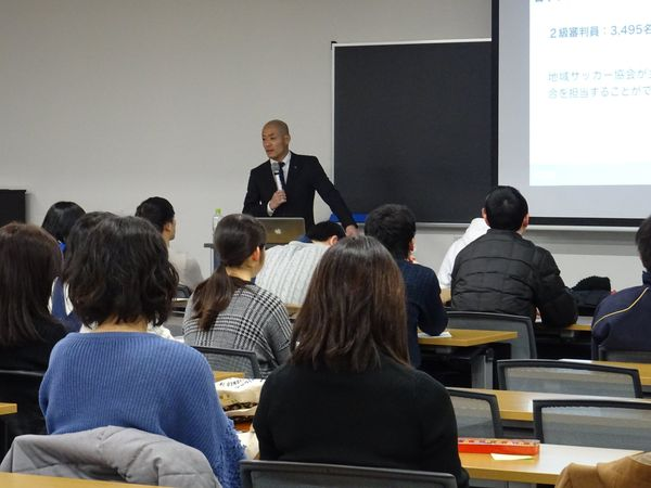 あるびとろ 審判分析 44 清水 勇人さん 昨年から 正式に J1主審になった千葉県出身の1級審判員 正式に と書いたのは 19年j1最終節で後半からアクシデントでj1デビューを果たしたことにあります 高い走力が特徴の審判員 T Co