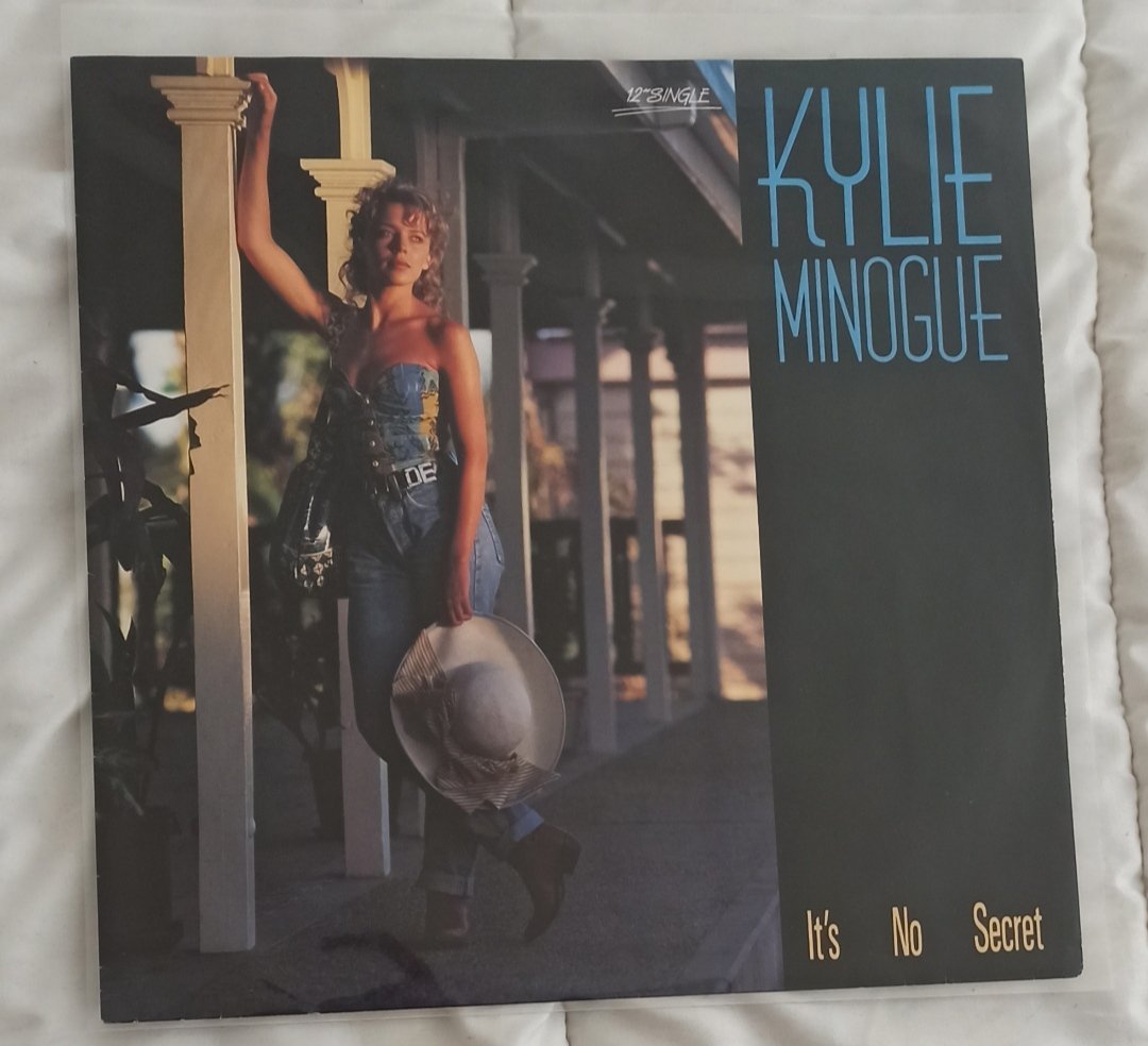 Mirten8's tweet photo. Here are the two rare editions of "it's no secret". https://t.co/tp33iHNYEC