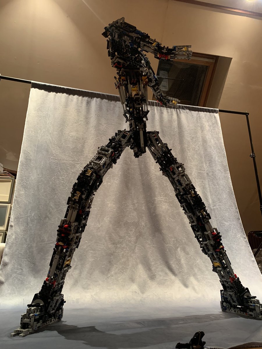 レゴ魔王進捗
フローリングの上では足元滑るので素立ちで上半身動かすのがせいぜい
布の上でなら膝も曲げられる
重心に気をつけさえすれば割となんとかなる感じ
外装つけるとどうなるかは分からんけど
現状でも肩までで145cmあるけど案外いけるもんだ