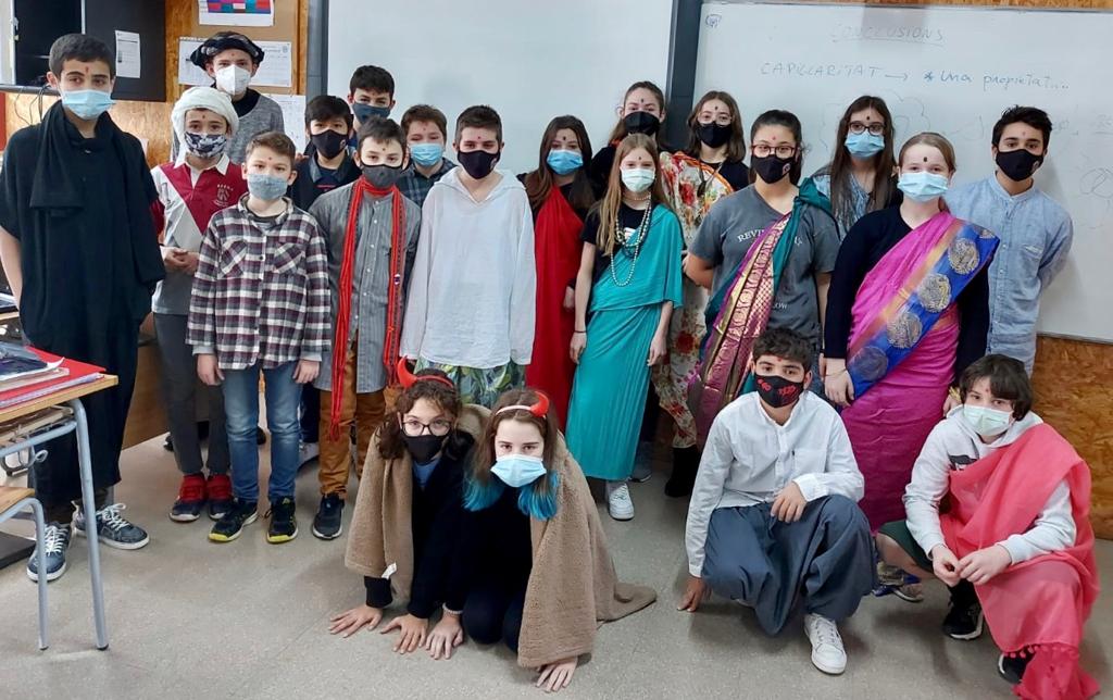 InsMBlancafort's tweet photo. La pandèmia no ens ha impedit celebrar la festa més tradicional d'@InsMBlancafort Cada grup s'ha disfressat d'un país diferent i el jurat ha fet les seves valoracions a l'hora del pati. Enhorabona als guanyadors, #1ESOA i #4ESOD 🎉😻 I al final del matí, #Gottalent21 https://t.co/4YCrOaoOmH