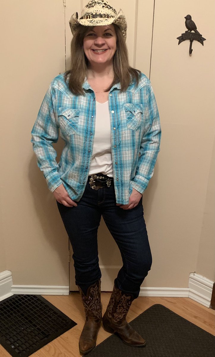 Today I join @WomensCrisisSWR & #CountryforCampbell celebrate the life of Jennifer Campbell; great broadcaster, community ambassador, heart of gold, & lover of country music. We don our western wear in Jen’s honour and smile big just like she always did 
#threechordsandthetruth