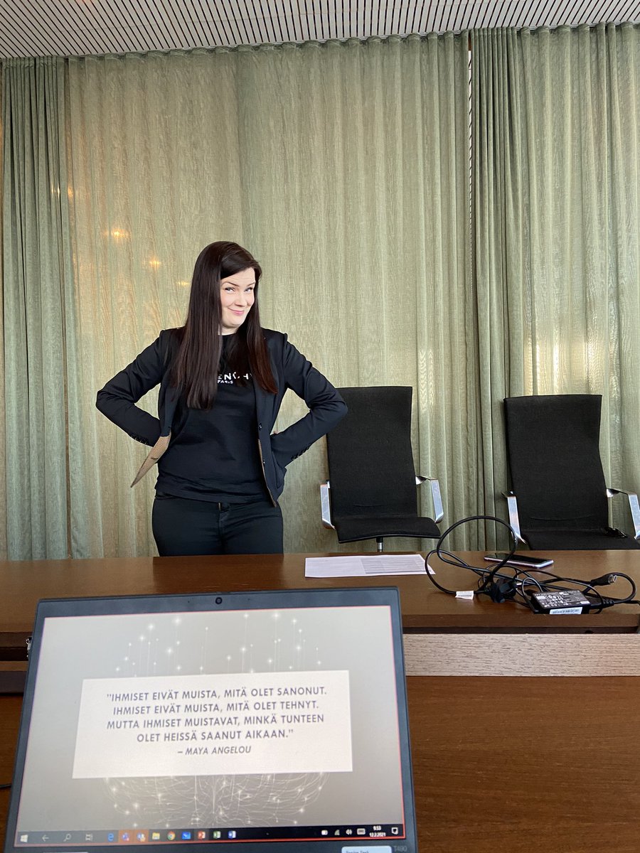 Fun day - Friday at the Office 🤩 Kehitys ja Uudistuminen -toiminnon kokouksessa tunnelmaa oli muotoilemassa ja nostattamassa valovoimainen ja huikea puhuja, Marjo Rantanen 🤩 Marjon sanoin: ”Tunnelma on energiaa -johda sitä!” #tunnelma #lahitapiolaoppii #elämänturvaajat