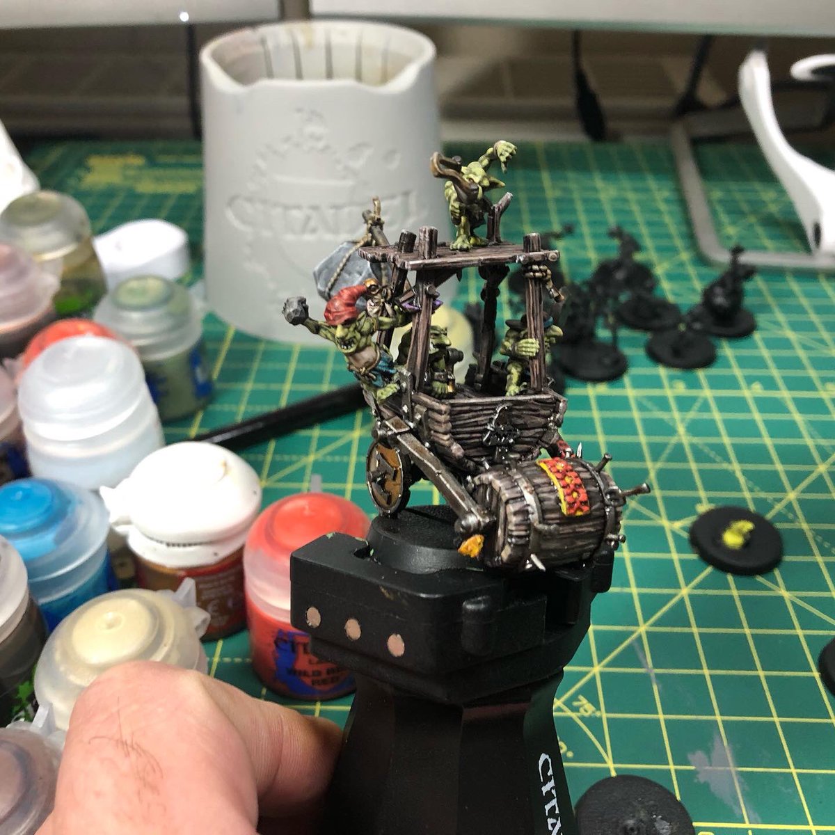 DadhammerUworld's tweet photo. Finished these mad lads on my stream last night 😎 such a fun model to paint! #WarhammerCommunity #PaintingWarhammer #warhammer #bloodbowl #gamesworkshop #twitch #twitchcommunity https://t.co/Yo9Jke4gf4