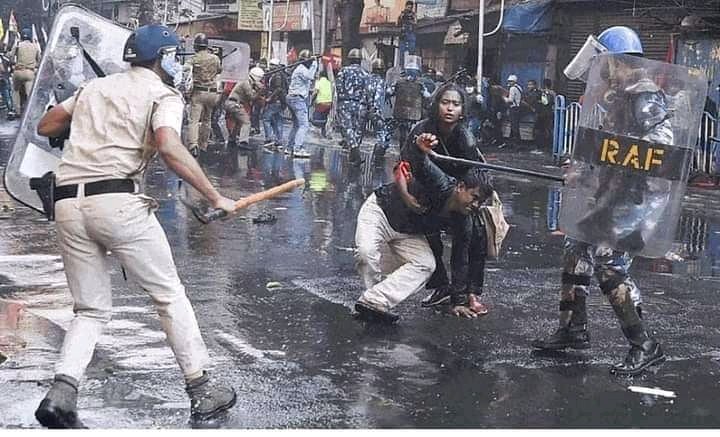 bubka1992's tweet photo. When the youth of bengal ask for jobs, this is how Mamata Regime responds to protect the corrupt state recruitment system

#BengalForYouth https://t.co/odkdsCYBc6