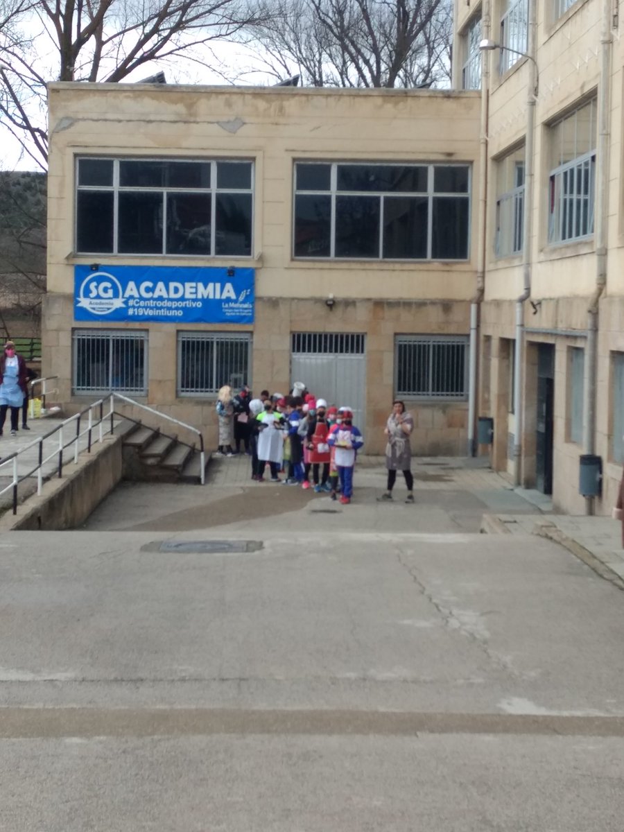 julisanzmamolar's tweet photo. III Pancake Race en el @colsangregorio para empezar unos carnavales diferentes en #AguilardeCampooo #CarnavaldelaGalleta . Recuperamos la tradición que empezamos en 2012, estudiar la historia, preparar el pancake, correr por nuestro pueblo y comer 😁🔝👏🎠 #LaMennais https://t.co/UlnLktjLUf