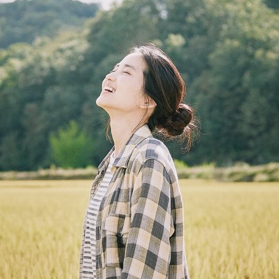 uneollie's tweet photo. amazon primeに入ったので『リトルフォレスト』観た。韓国版は四季をぎ���っと一作品にまとめているので、サラサラと話が進んでいく。雄大な自然の下で友だちやオグ🐶と、怒ったり笑ったりしながら暮らす姿に癒される。（キムテリさん大好き） https://t.co/VoJwPnaCbd