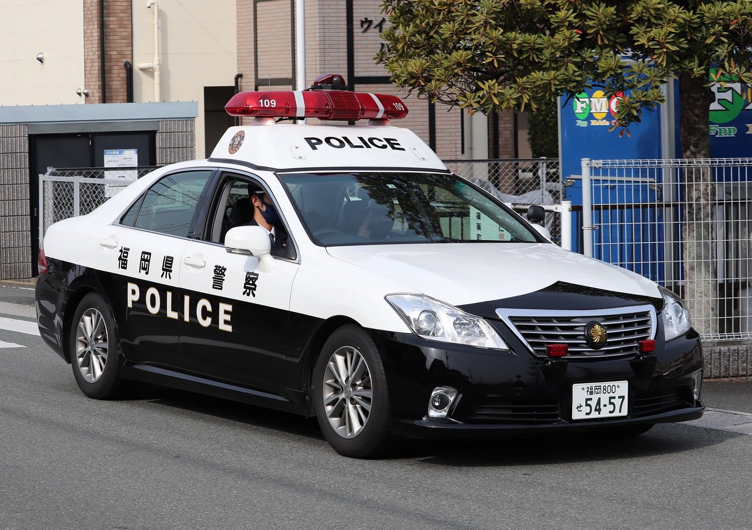 Kitakyu Pc 自動車警ら隊福岡地区隊 福岡109 0系クラウン無線警ら車 県警本部の職務質問指導班が運用している個体 昇降機側面には職質指導班シンボルマークが貼られている いつも笑顔でご挨拶していただきありがとうございます T Co