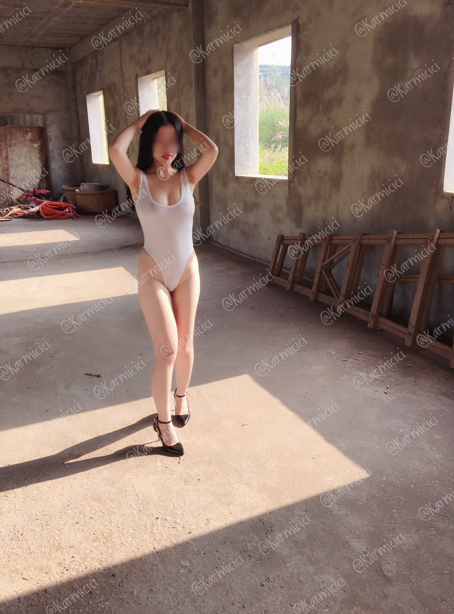 Karmicici's tweet image. #露出 #字母圈 大家路过红砖房的时候一定要到处看看，说不定哪个角落里就躲着一只小m呢🙈