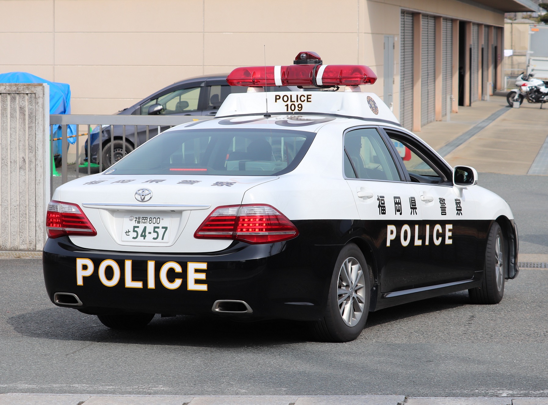 Kitakyu Pc 自動車警ら隊福岡地区隊 福岡109 0系クラウン無線警ら車 県警本部の職務質問指導班が運用している個体 昇降機側面には職質指導班シンボルマークが貼られている いつも笑顔でご挨拶していただきありがとうございます T Co