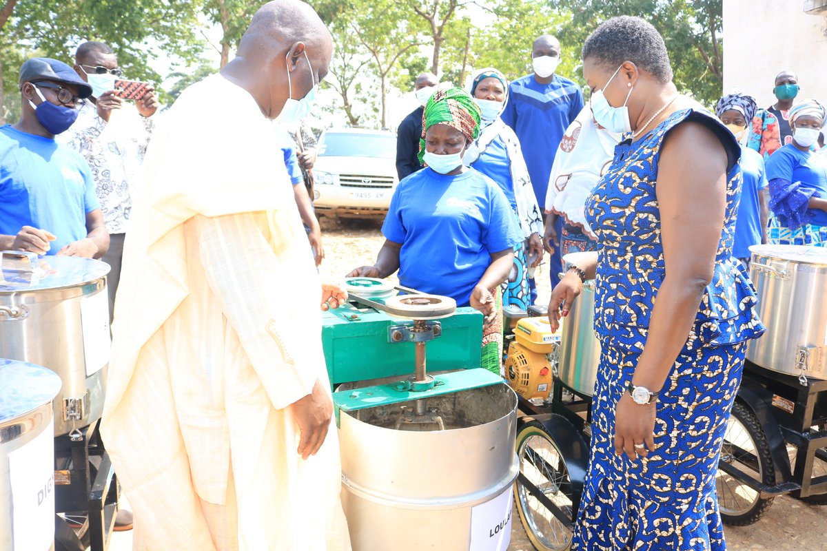 FAOauTogo's tweet photo. Remise de décortiqueuses, torréfacteurs et barateur en appui aux coopératives transformatrices de graine de néré en moutarde et de noix de karité en beurre, présidé par le ministre @MERF_Togo, en présence de la maire d'Atakpamé et de @FAOauTogo. https://t.co/CBT4bynSiI